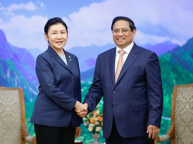 越南政府總理范明正会睹了来越南拜望职责的中公法律部长贺荣